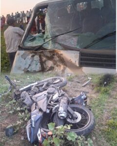 लम्कीमा हाइसको ठक्करबाट मोटरसाइकल दुर्घटना : एकको मृत्यु, एक गम्भीर, राजमार्ग अवरुद्ध