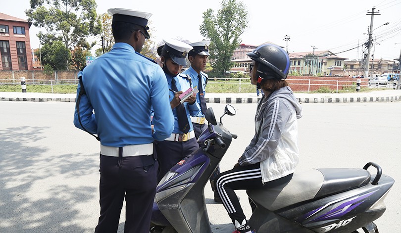 ट्राफिक नियम उल्लंघन गर्नेबाट एकै दिन साढे १० लाख राजस्व संकलन