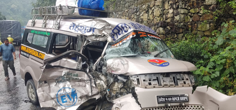 धनकुटामा विद्युतीय गाडी र ट्यांकर ठोक्किँदा दुई जना घाइते